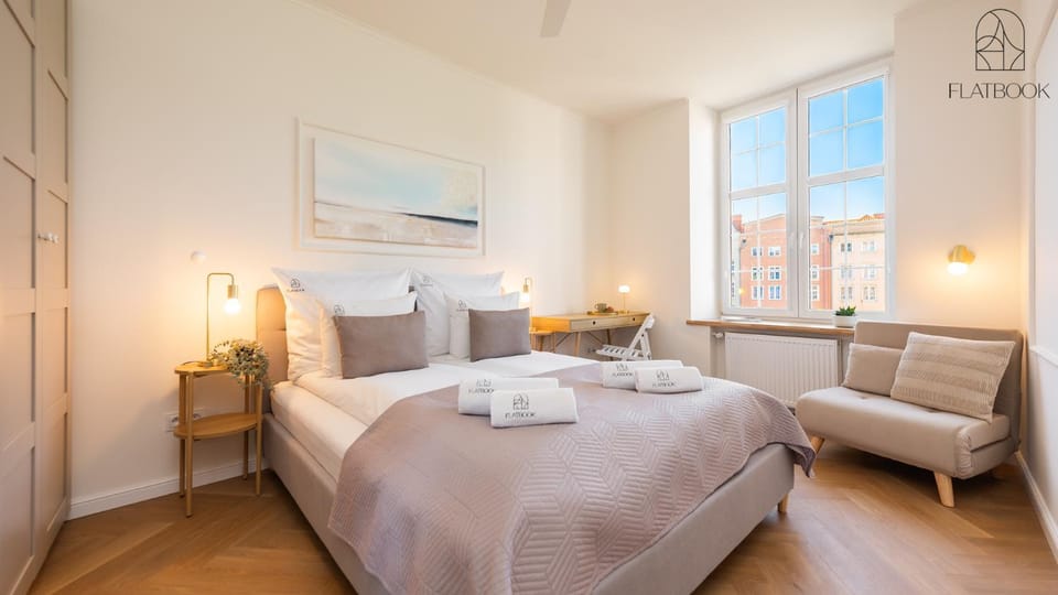 Bed, View (from property/room), Photo of the whole room, Bedroom, City view, towels