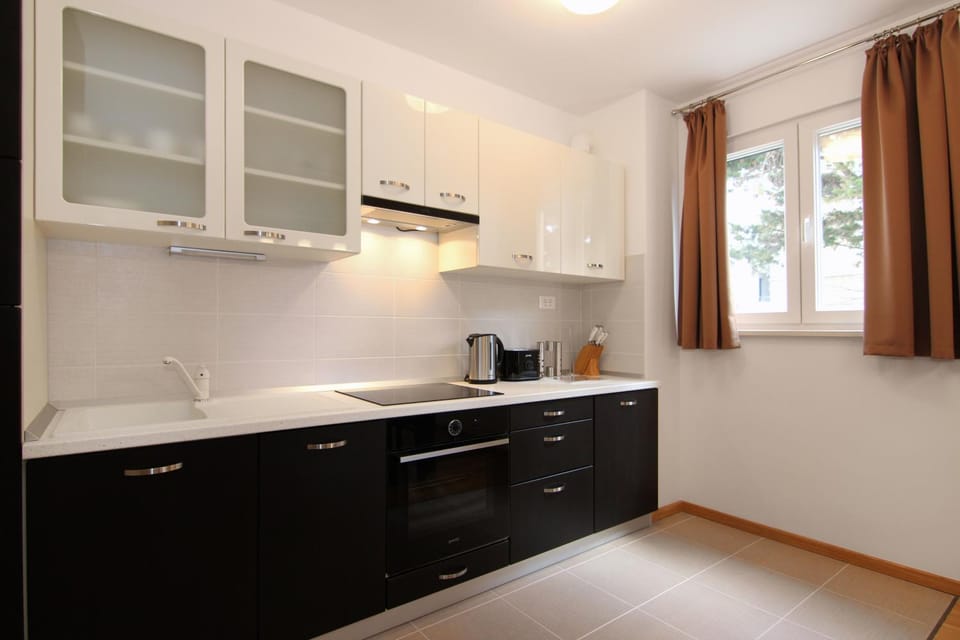 Coffee/tea facilities, Kitchen or kitchenette, stove, toaster
