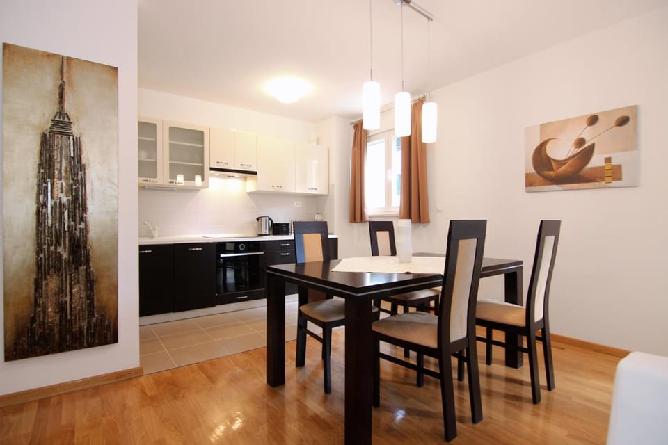Kitchen or kitchenette, Seating area, Dining area