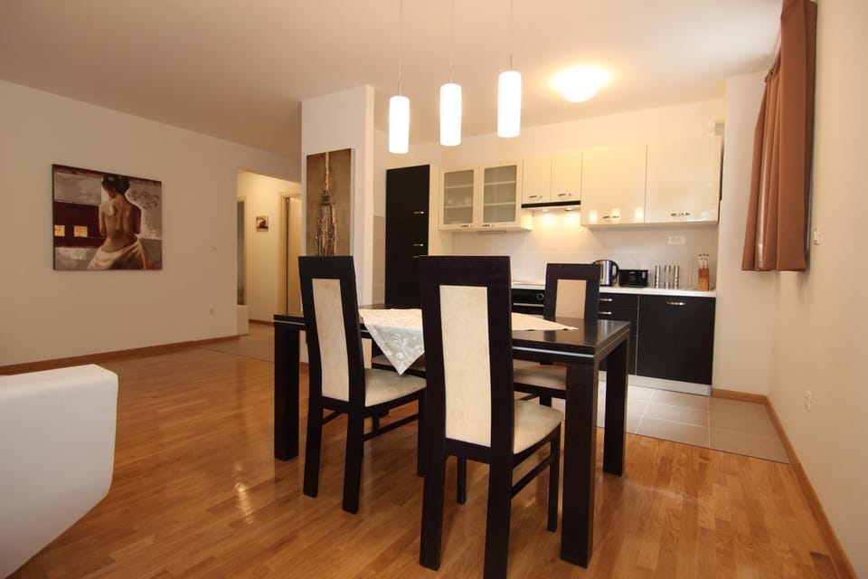 Coffee/tea facilities, Kitchen or kitchenette, Seating area, Dining area