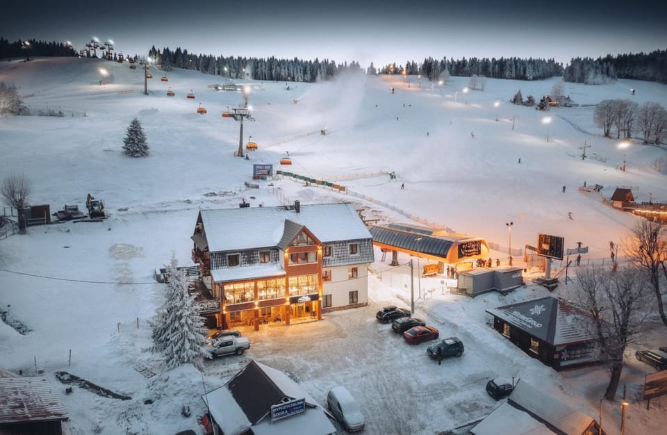 Property building, Neighbourhood, Natural landscape, Bird's eye view, Winter, Location, Parking