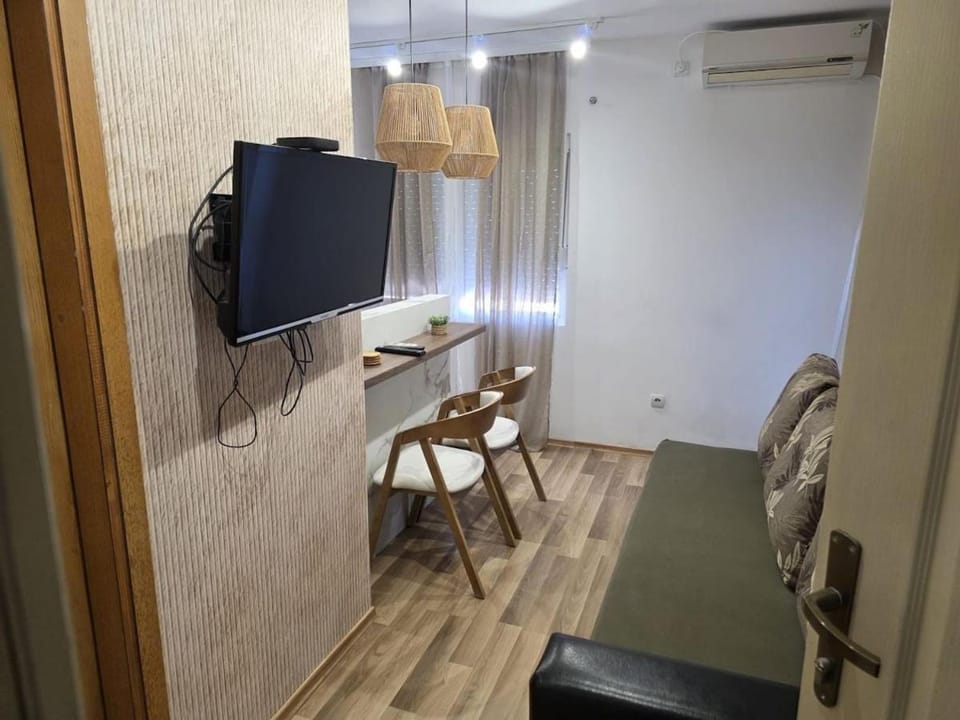 Living room, Seating area, air conditioner