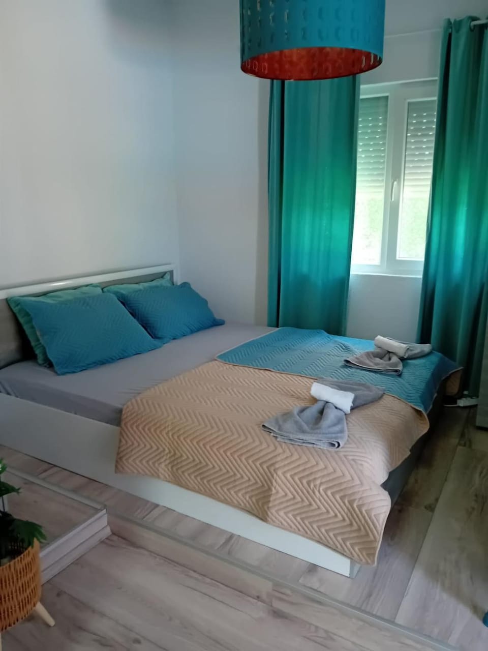 Bed, Bedroom, towels