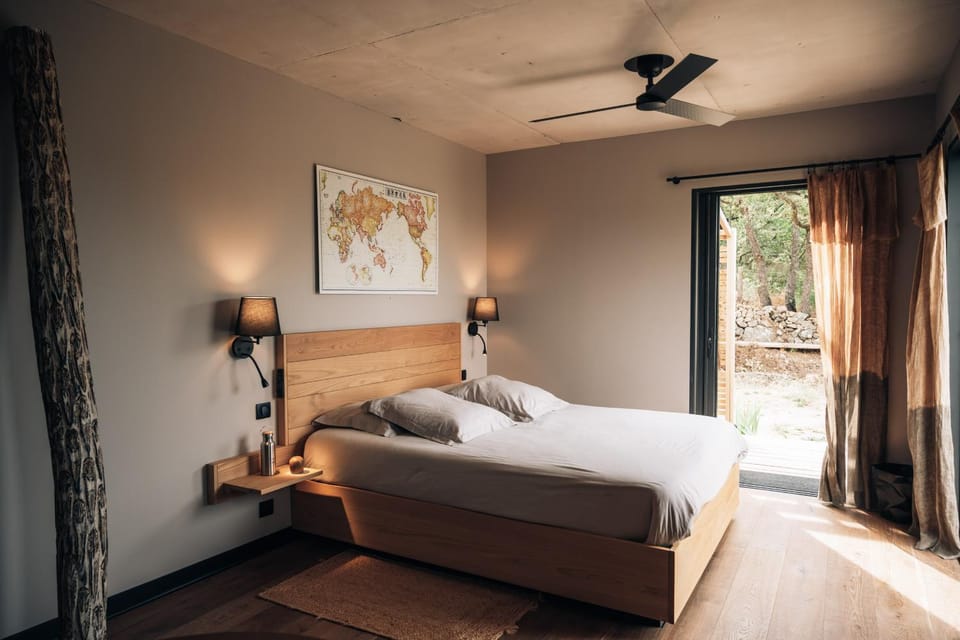 Photo of the whole room, Bedroom