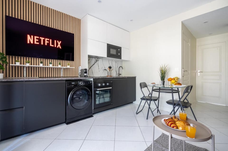 TV and multimedia, Coffee/tea facilities, minibar, oven, stove, toaster