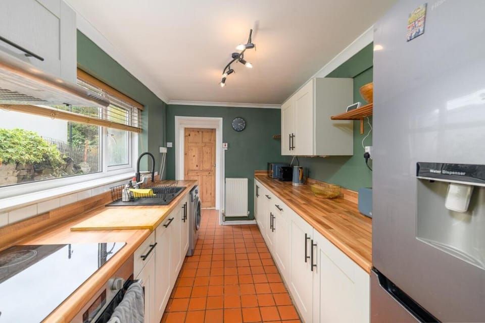 Charming 2-Bed with Backyard near Cardiff Castle Apartment in Cardiff