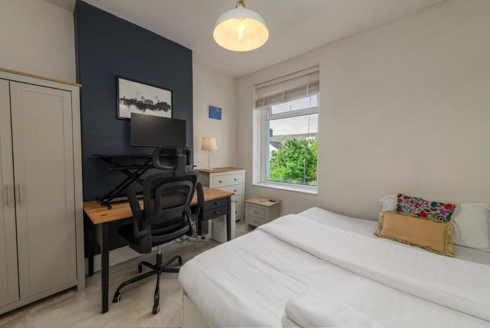 Charming 2-Bed with Backyard near Cardiff Castle Apartment in Cardiff