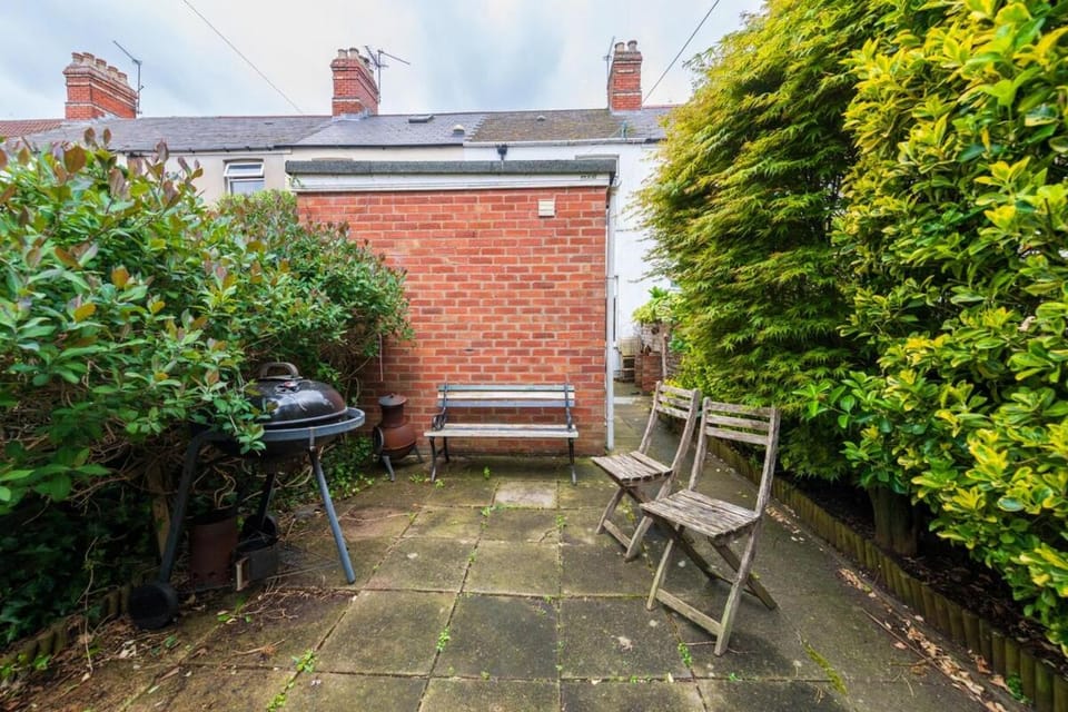 Charming 2-Bed with Backyard near Cardiff Castle Apartment in Cardiff