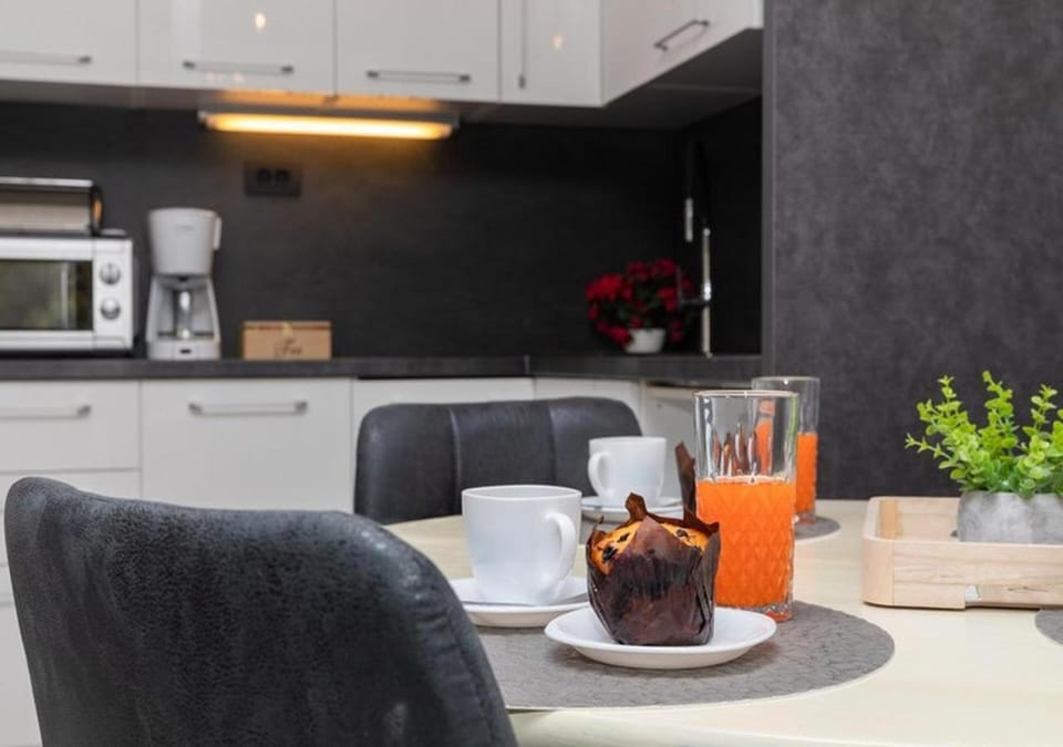 Kitchen or kitchenette, Living room, Seating area, Dining area, stove