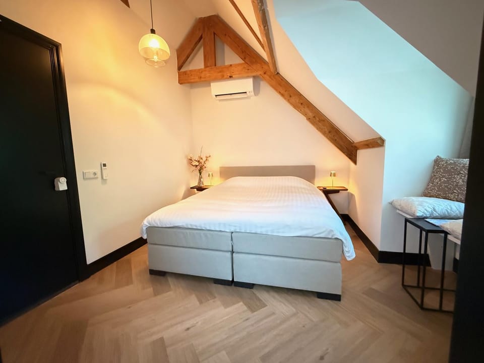 Bed, Photo of the whole room, air conditioner
