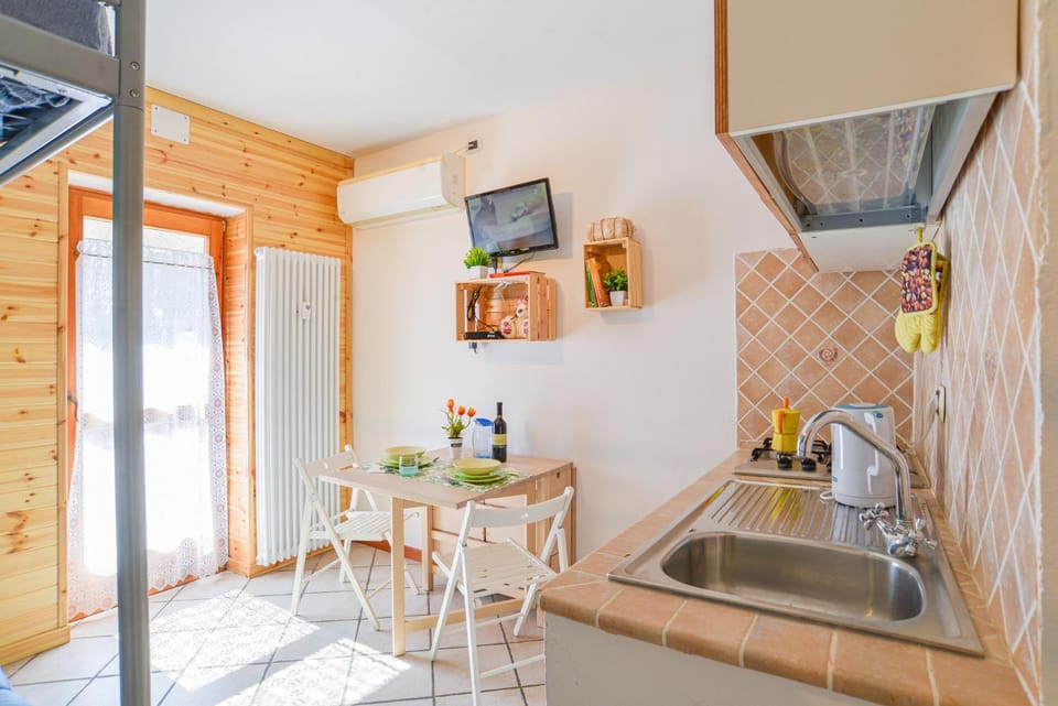 TV and multimedia, Kitchen or kitchenette, Dining area, stove