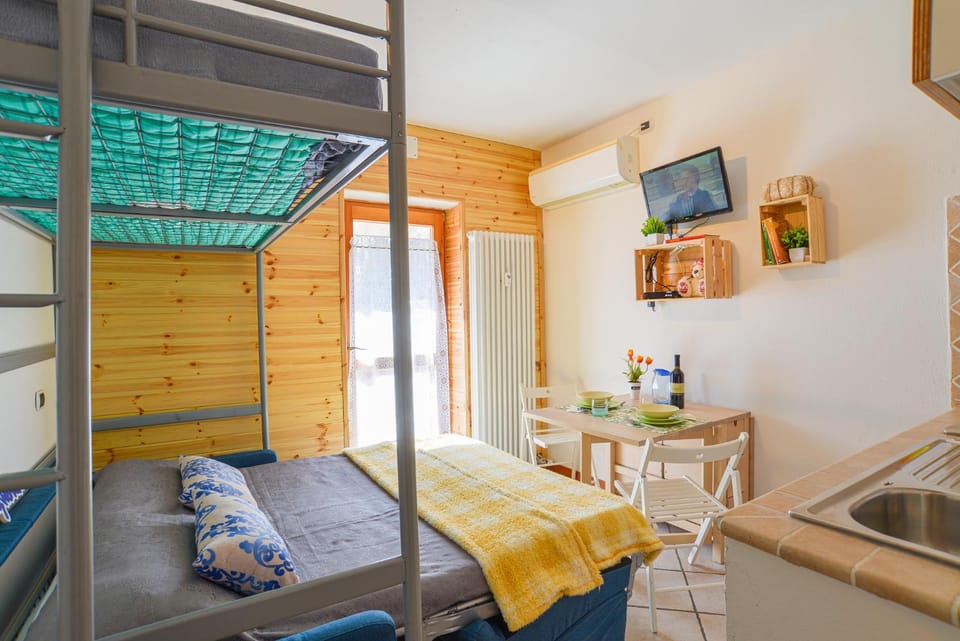 Bed, TV and multimedia, Kitchen or kitchenette, Living room, Photo of the whole room, Seating area, Dining area, Evening entertainment, Bedroom, bunk bed, air conditioner