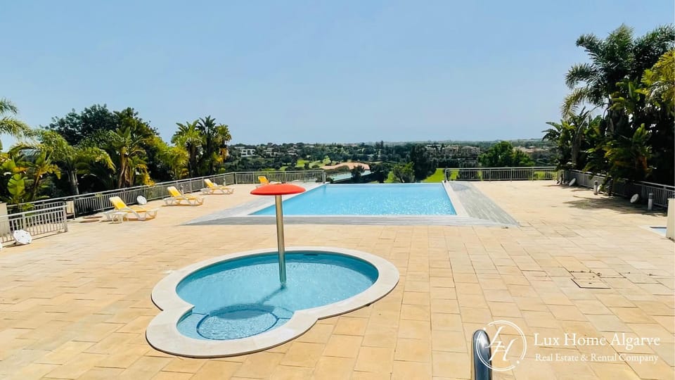 Pool view, Swimming pool, sunbed