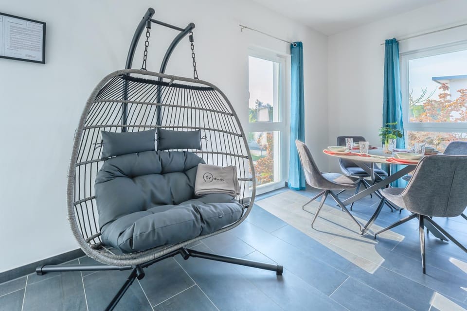Seating area, Dining area