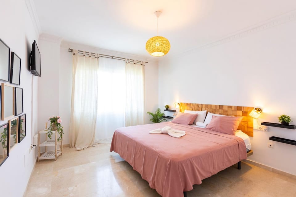 Bed, TV and multimedia, Photo of the whole room, Bedroom, towels