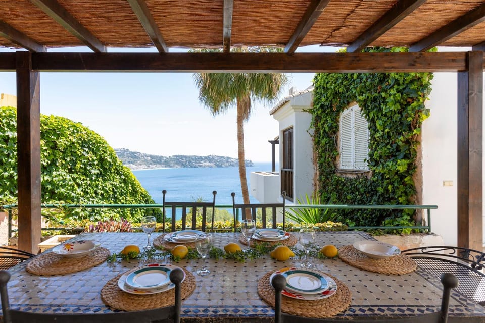 Natural landscape, View (from property/room), Balcony/Terrace, Food and drinks, Dining area, Food, Sea view