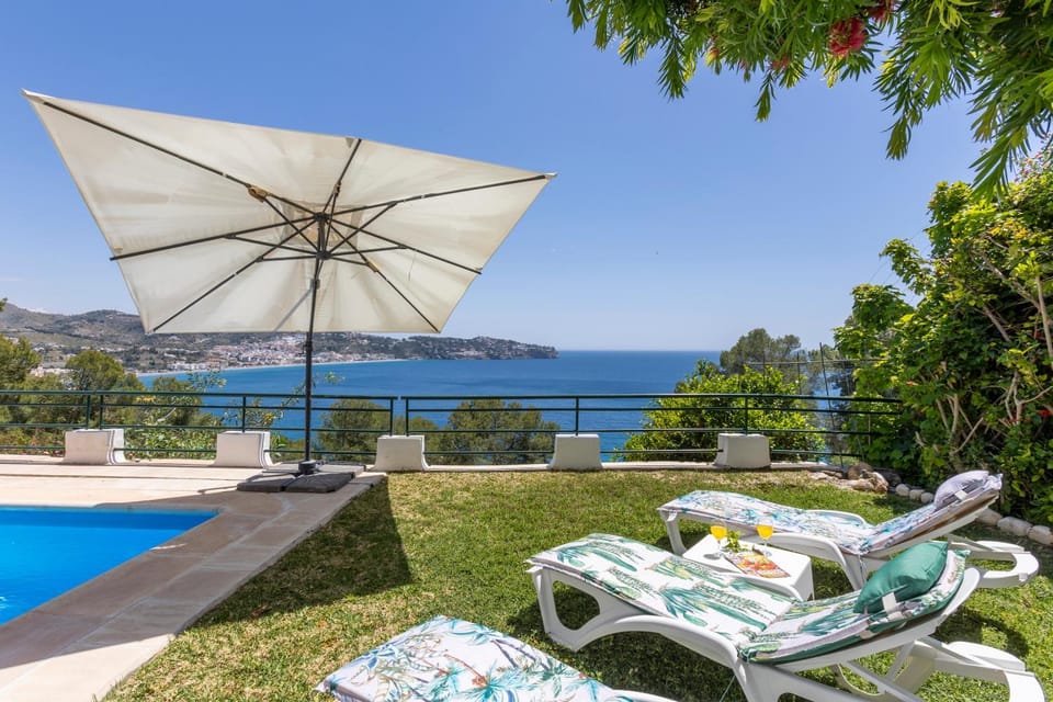 Nearby landmark, Day, Natural landscape, Garden, View (from property/room), Garden view, Lake view, Mountain view, Pool view, Sea view, Swimming pool, sunbed