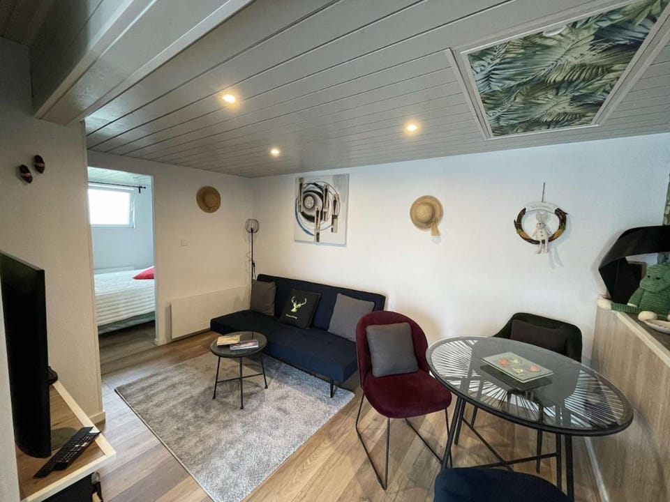 TV and multimedia, Living room, Seating area, Dining area