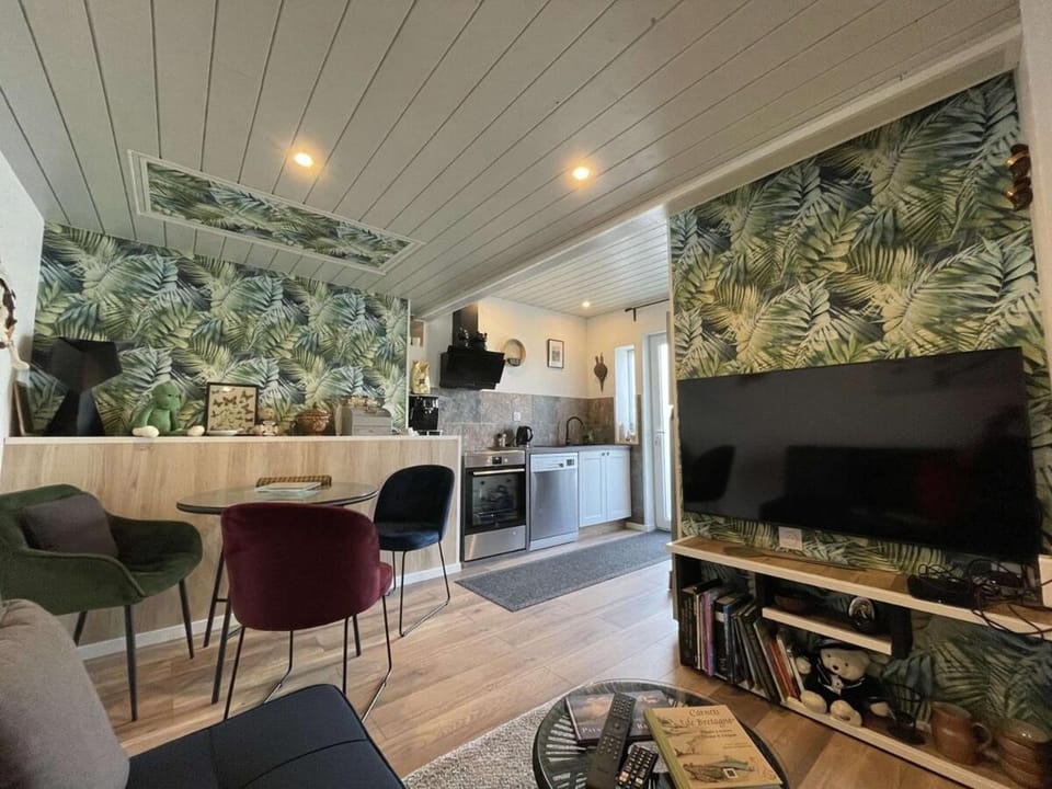 Communal lounge/ TV room, TV and multimedia, Kitchen or kitchenette, Living room, Seating area, oven