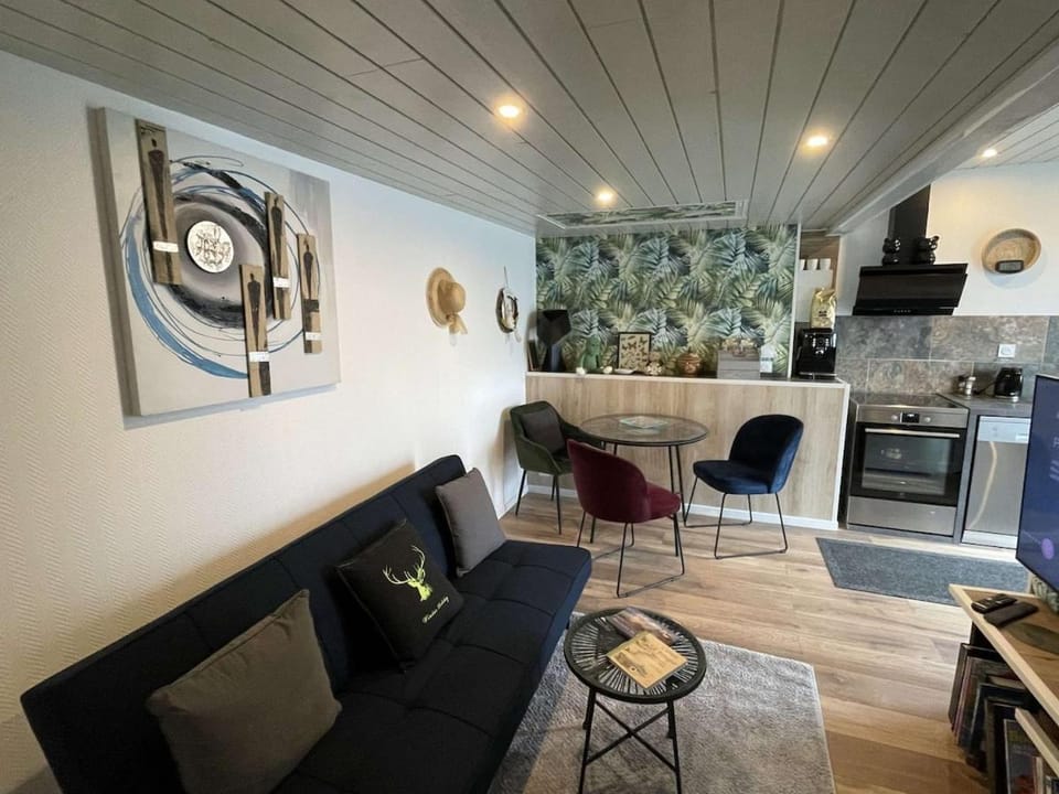 Kitchen or kitchenette, Living room, Seating area, Dining area
