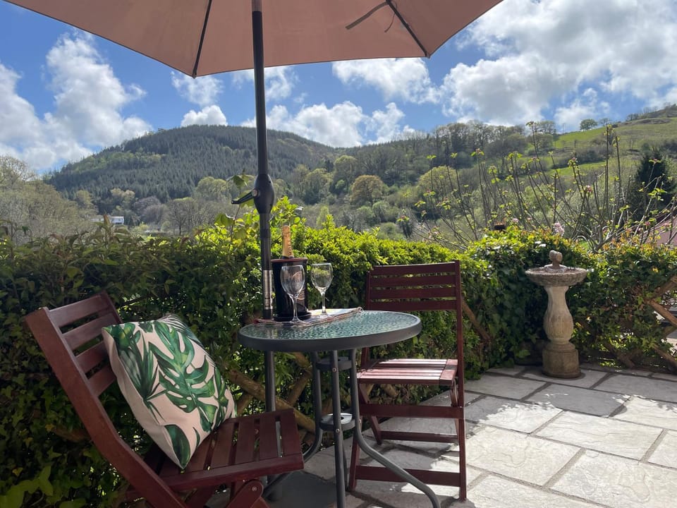 Patio, Natural landscape, Garden, Balcony/Terrace, Dining area, Garden view, Mountain view
