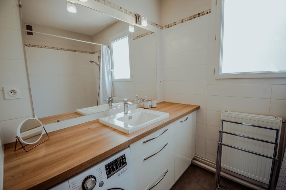 Bathroom, washing machine
