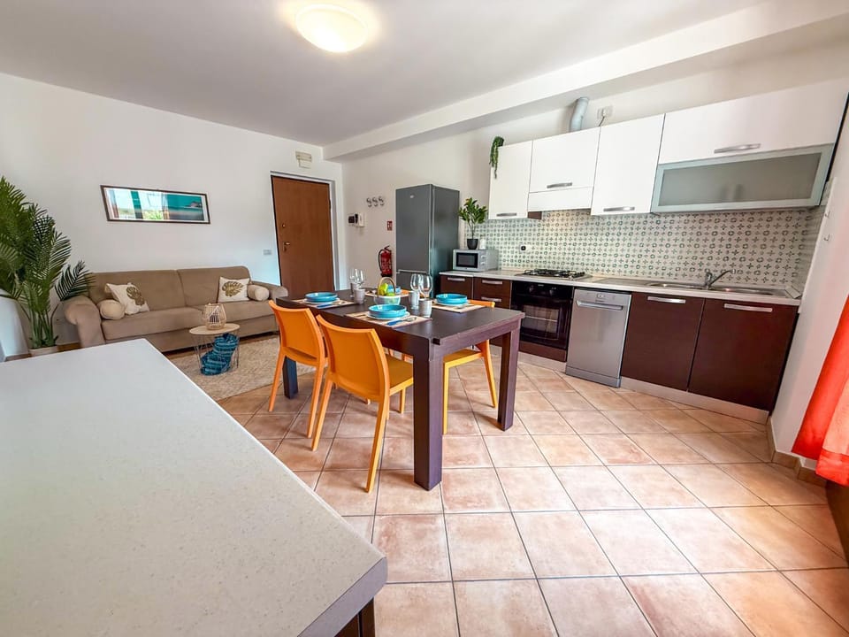 Kitchen or kitchenette, Living room, Seating area, Dining area