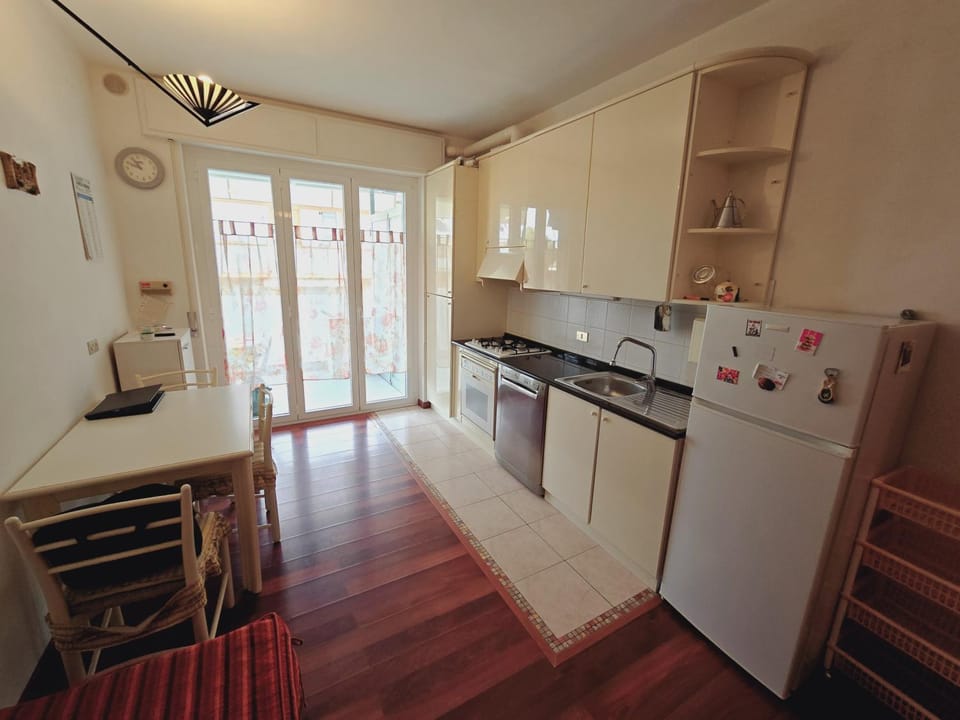 Kitchen or kitchenette, Dining area, dishwasher, oven, stove