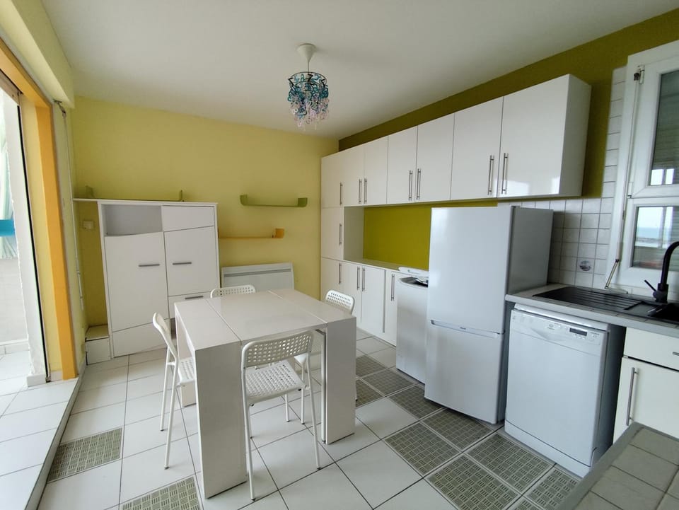 Dining area, dishwasher