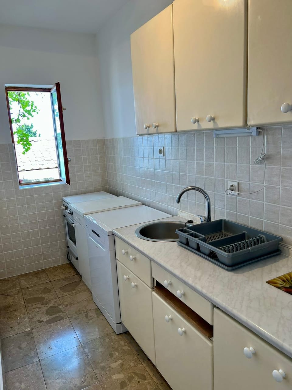 Kitchen or kitchenette, dishwasher, stove