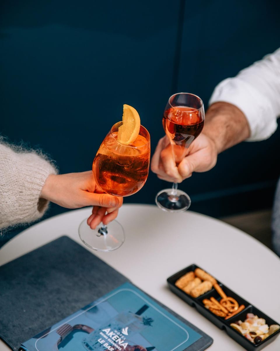 Lounge or bar, Food and drinks, Drinks, Alcoholic drinks
