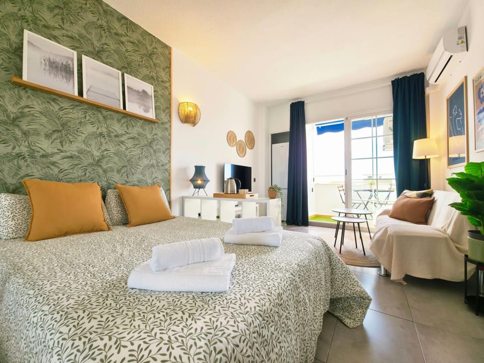 Bed, TV and multimedia, Living room, Photo of the whole room, Bedroom, towels, air conditioner