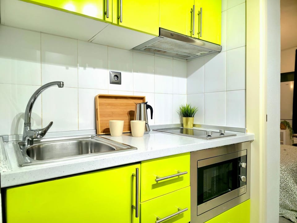 Coffee/tea facilities, Kitchen or kitchenette, microwave, stove