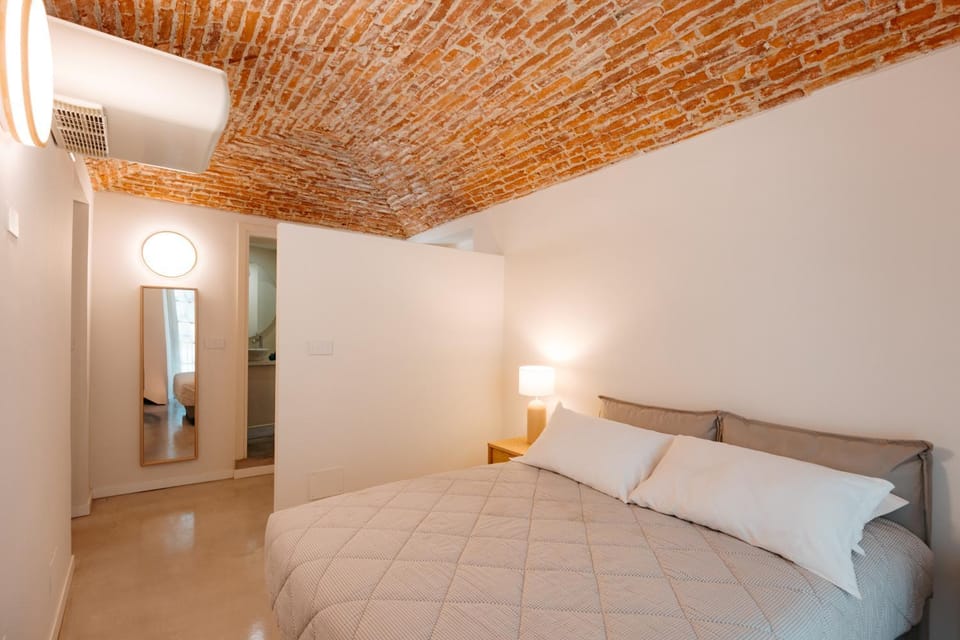 Bed, Photo of the whole room, Bedroom, internet, wardrobe, air conditioner