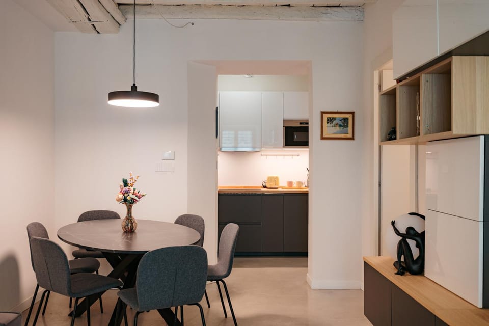 Coffee/tea facilities, Kitchen or kitchenette, Living room, Seating area, Dining area