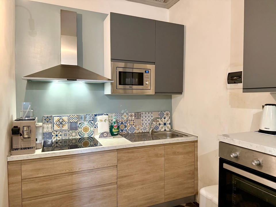 Kitchen or kitchenette, oven, kitchen