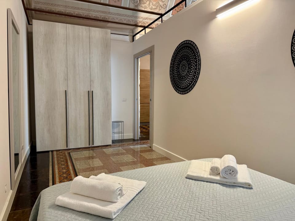 Photo of the whole room, Bedroom, towels, wardrobe