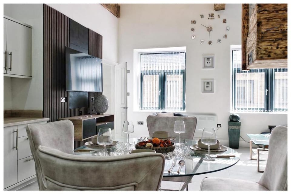 Kitchen or kitchenette, Living room, Seating area, Dining area, stove