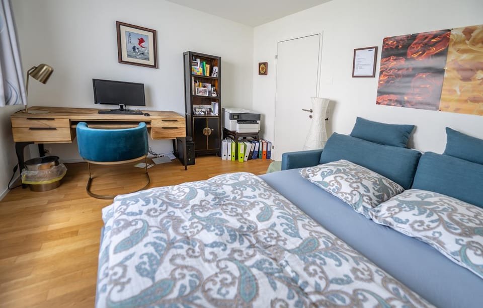 Bed, TV and multimedia, Seating area, Bedroom