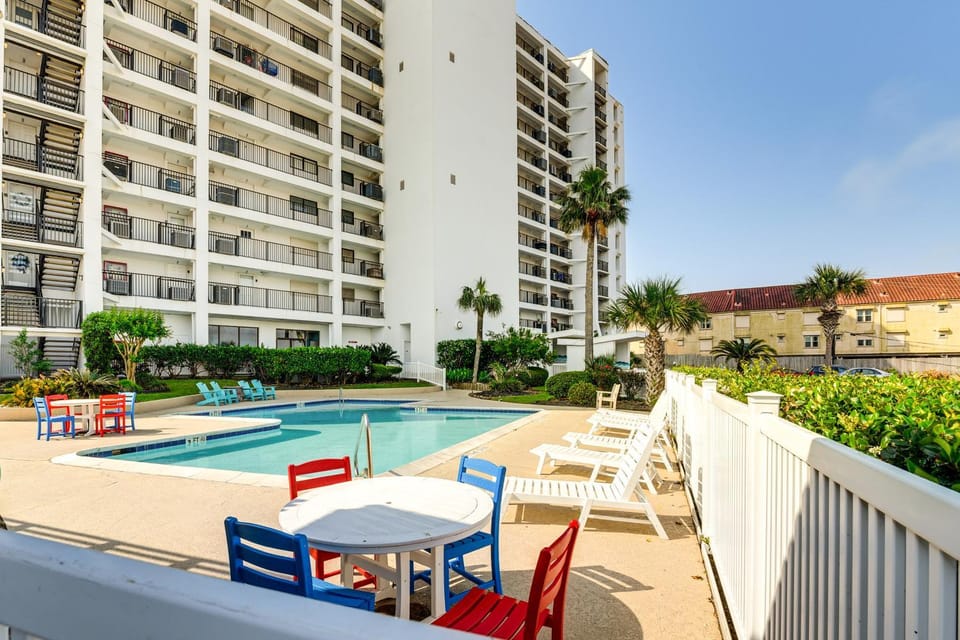 Ocean View & Pool Access: Beachfront Galveston Gem House in Galveston Island