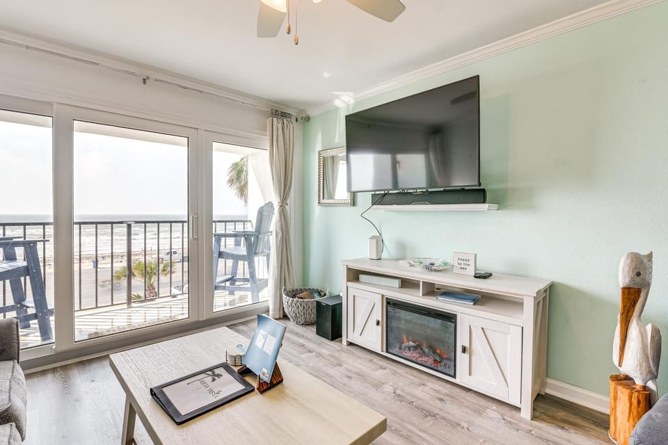 Ocean View & Pool Access: Beachfront Galveston Gem House in Galveston Island