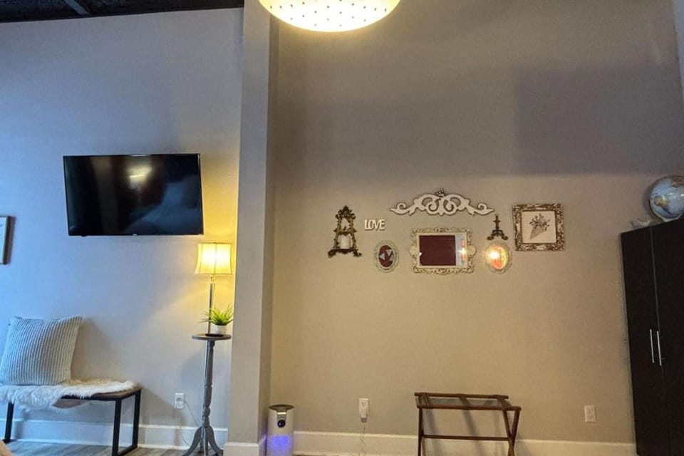 Eureka on Main Velvet Suite 102 Apartment in Eureka Springs