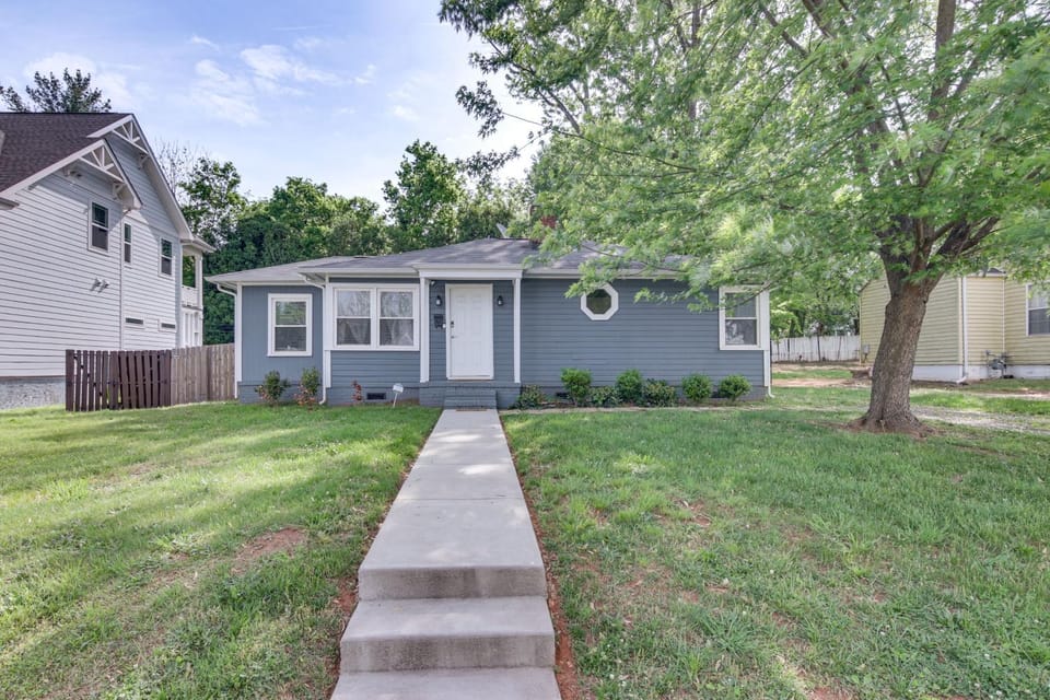 < 2 Mi to Uptown Charlotte: Home w/ Large Yard! House in Charlotte