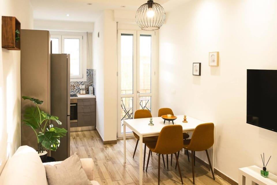 TV and multimedia, Kitchen or kitchenette, Living room, Seating area, Dining area