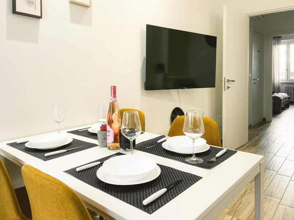 TV and multimedia, Living room, Seating area, Dining area