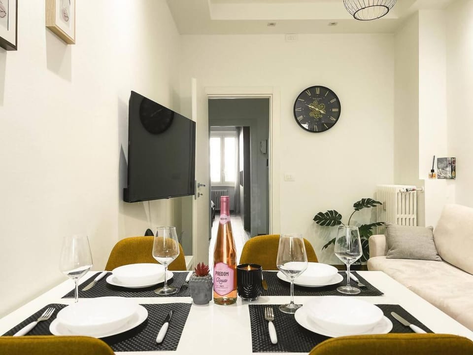Communal lounge/ TV room, TV and multimedia, Living room, Seating area, Dining area