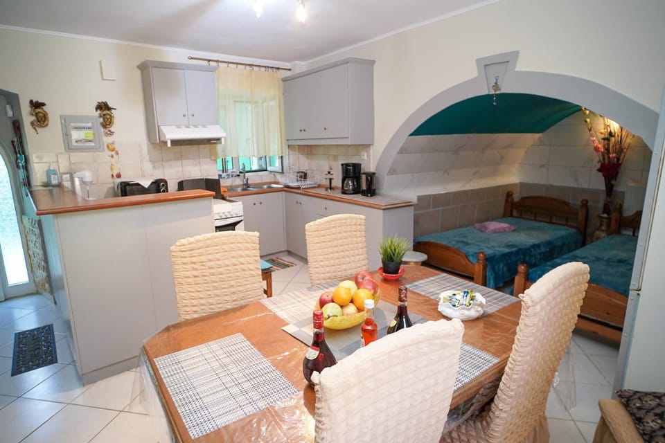 Krassi Apartment, Agios Mattheos Apartment in Corfu, Greece