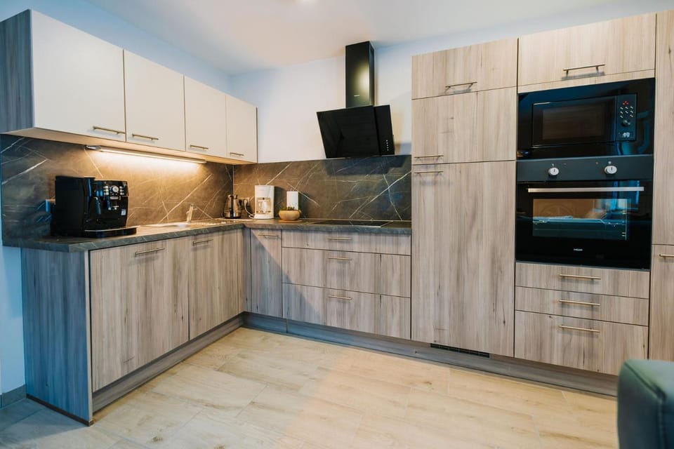 Coffee/tea facilities, Kitchen or kitchenette, stove