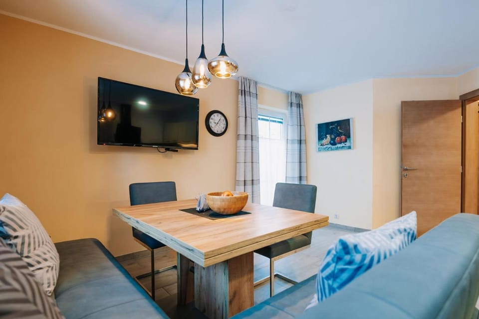 TV and multimedia, Living room, Dining area