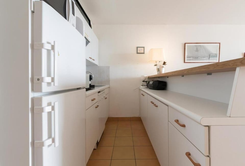 Kitchen or kitchenette, oven, stove